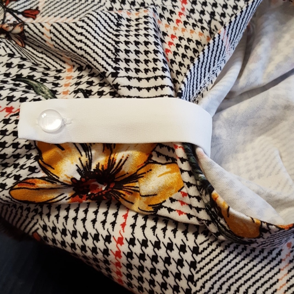 Woman's Pretty flowered split-back blouse - Picture 4 of 5